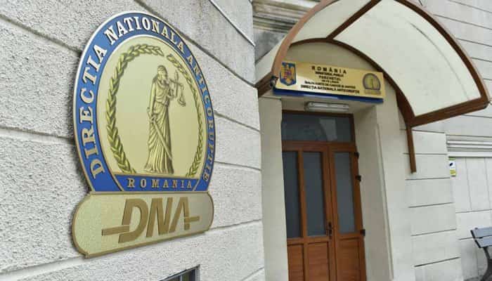 Doi notari publici, reţinuţi de procurori după ce ar fi eliberat certificate false de moştenitor